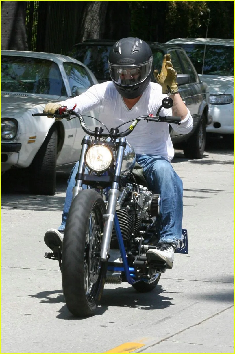 Na całym świecie motocykliści "machają" do siebie w geście serdeczności. Nawet Brad Pitt (na zdjęciu) stosuje się do tej niepisanej etykiety.
