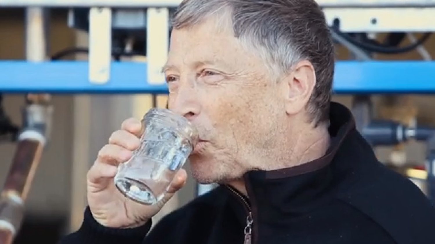Bill Gates przekonuje, że uzyskana z nieczystości woda nadaje się do picia