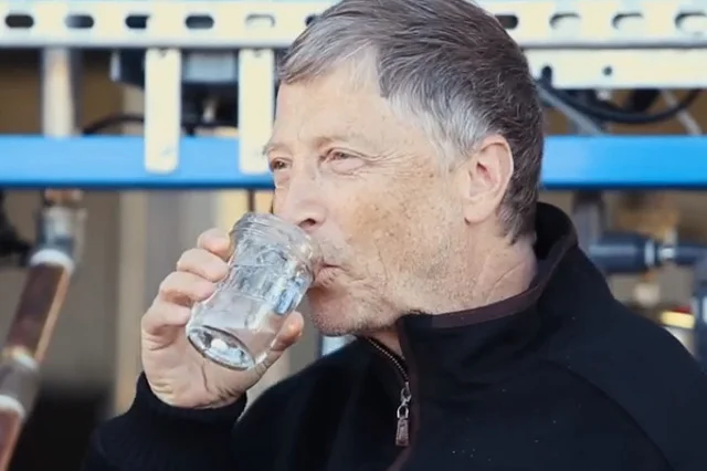 Bill Gates przekonuje, że uzyskana z nieczystości woda nadaje się do picia