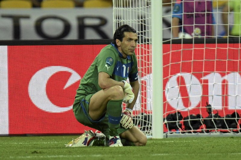 Gianluigi Buffon piłkę z bramki wyciągał aż cztery razy.