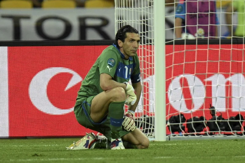 Gianluigi Buffon piłkę z bramki wyciągał aż cztery razy.