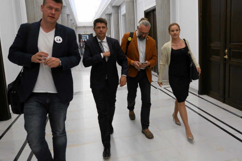 Zgoda na zmielenie 100 podpisów to grzech pierworodny KOD. Zaszkodzi też Nowoczesnej i PO.