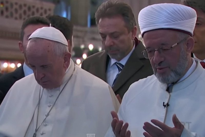 Papież Franciszek modli się w Błękitnym Meczecie razem z wielkim muftim Stambułu Rahmim Yaranem.