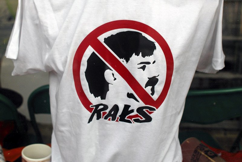 Mariusz Trynkiewicz po wyjściu z więzienia może pozostać "gwiazdą". Na zdjęciu koszulka anty-Trynkiewicz przygotowana przez jedną z agencji reklamowych.