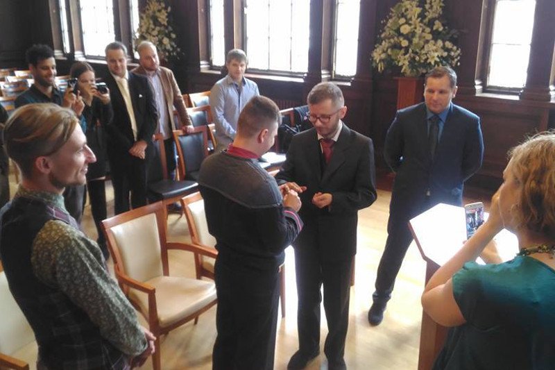 Publicysta Adam Ostolski musiał wyjechać za granicę, by wziąć ślub ze swoim długoletnim partnerem, Bartłomiejem Kozkiem.