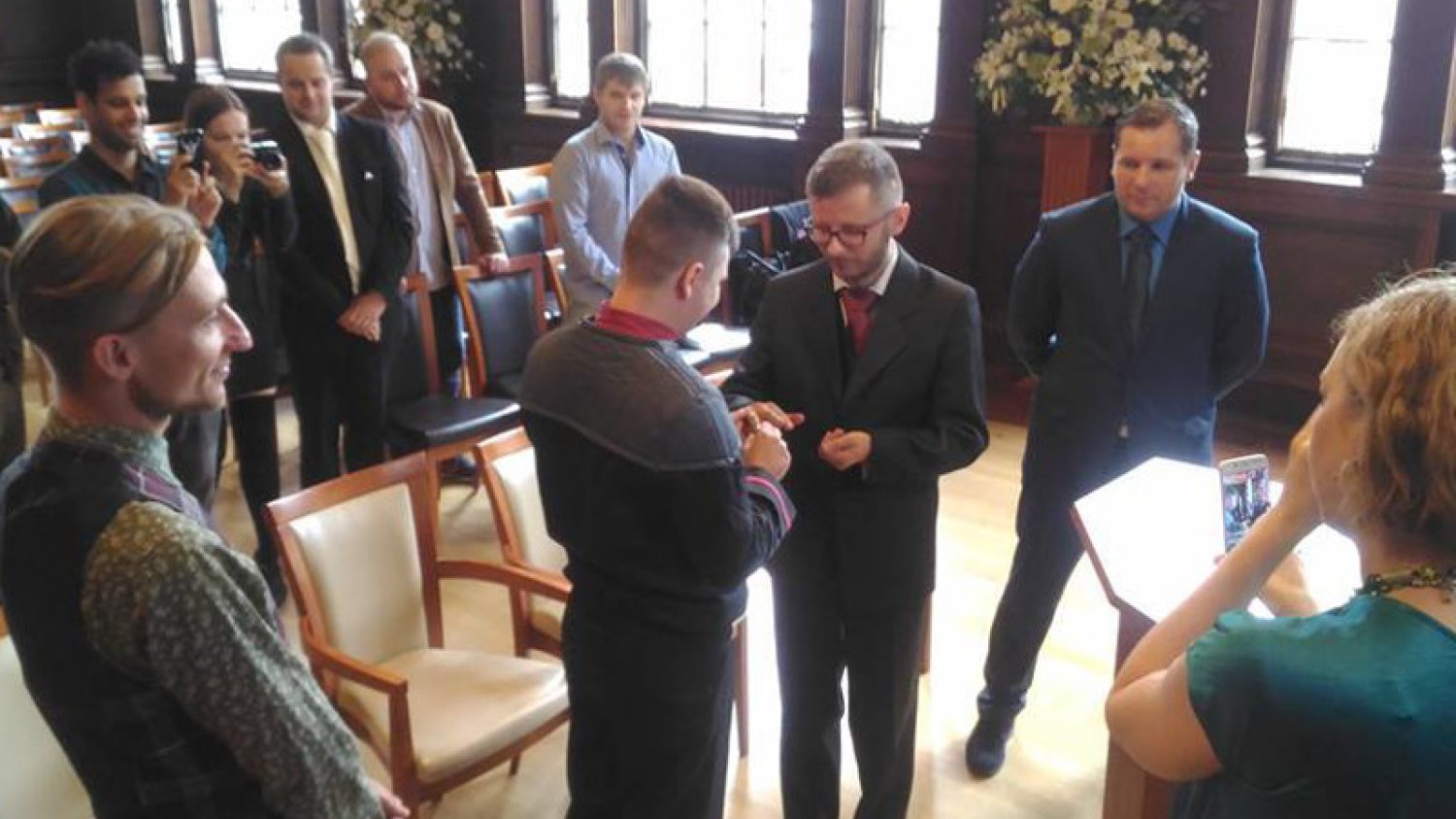 Publicysta Adam Ostolski musiał wyjechać za granicę, by wziąć ślub ze swoim długoletnim partnerem, Bartłomiejem Kozkiem.