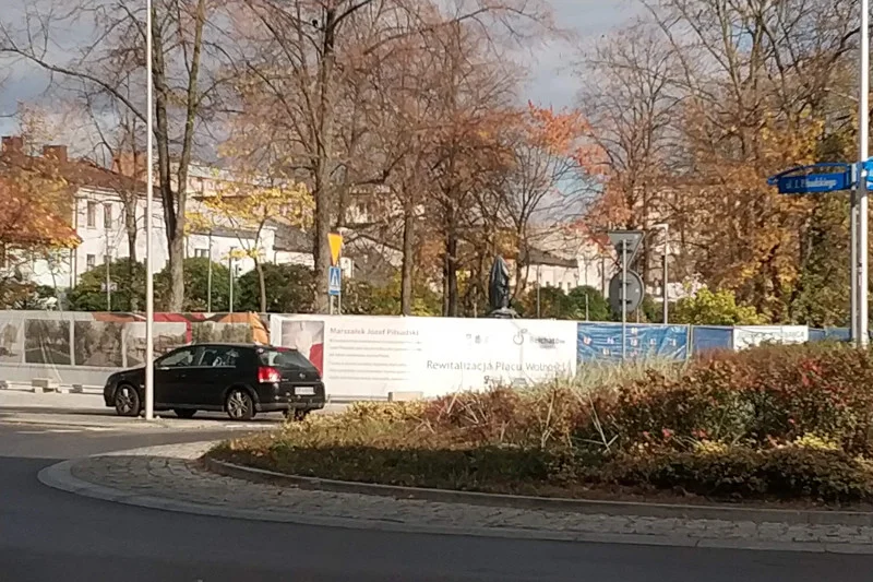 Plac Wolności też czeka na oddanie mieszkańcom Bełchatowa.