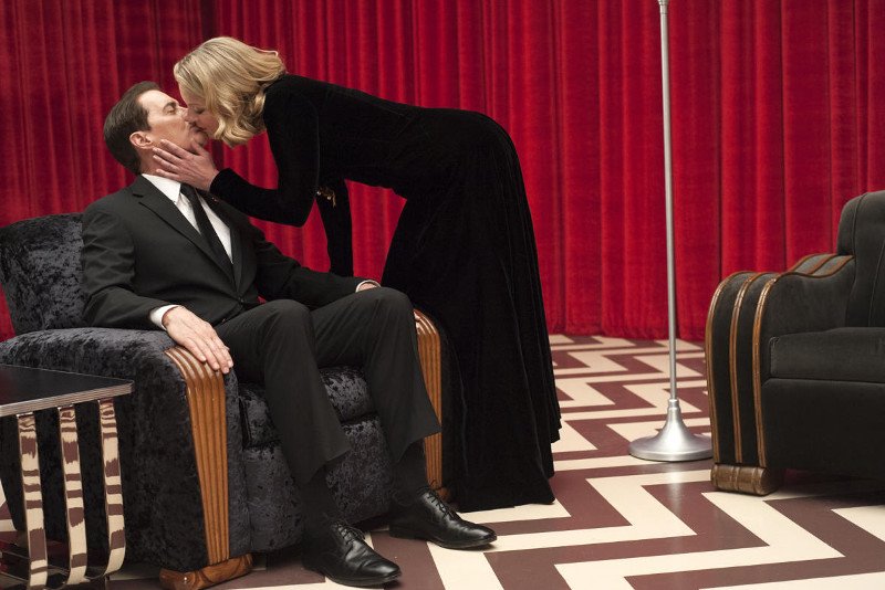 Klimat nowego "Twin Peaks" jest nieco inny niż pierwszych dwóch sezonów - Lynch nie szczędzi widzom dosadnych, groteskowych scen.