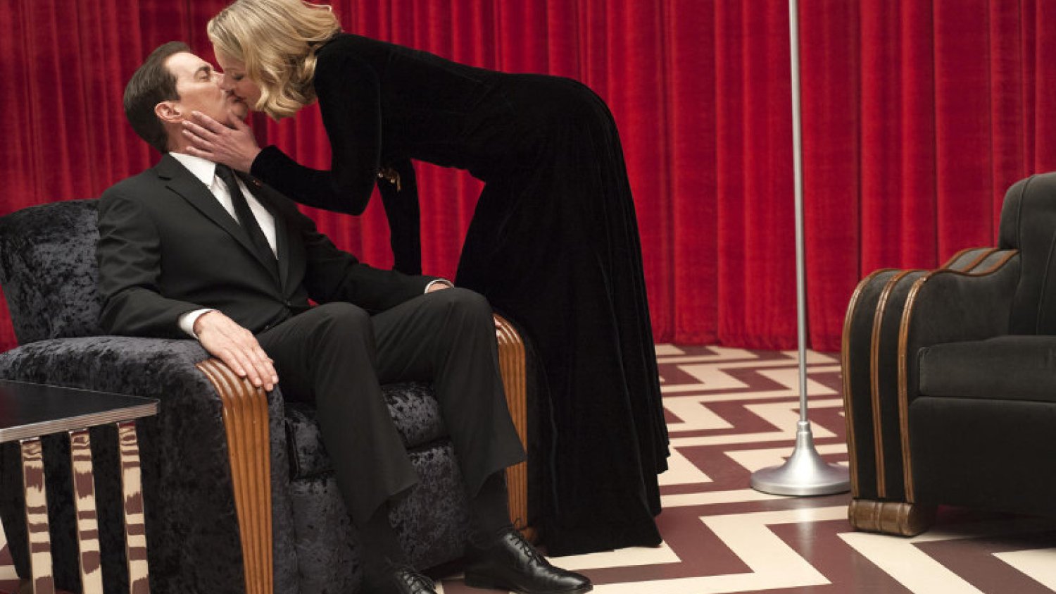 Klimat nowego "Twin Peaks" jest nieco inny niż pierwszych dwóch sezonów - Lynch nie szczędzi widzom dosadnych, groteskowych scen.