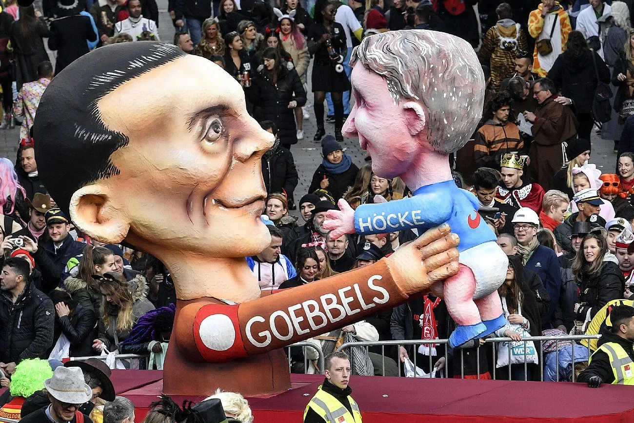 Björn Höcke widziany oczami niemieckich satyryków podczas karnawałowej parady w Düsseldorfie.