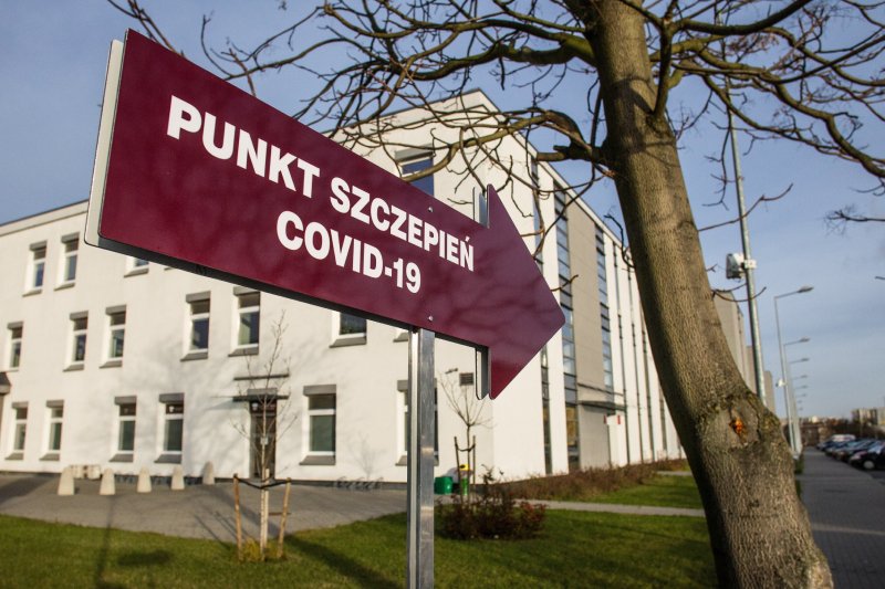 Szczepionkę przeciw covid w Polsce przyjęło wiele osób poza kolejką.