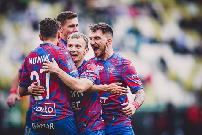 Klątwa trwa, Lech Poznań może stracić mistrzostwo. Raków pędzi po historyczny tytuł.