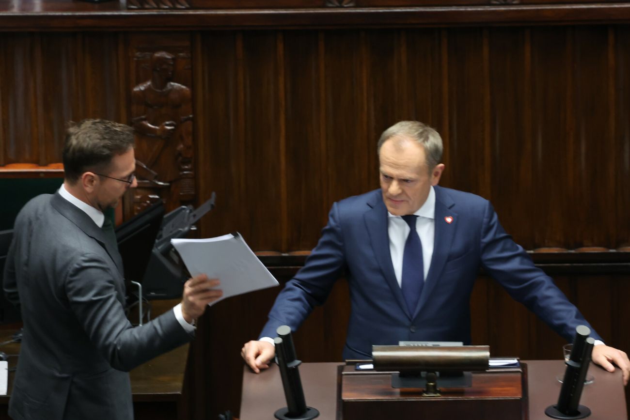 Incydent podczas expose Donalda Tuska. Poseł PiS wtargnął na mównicę