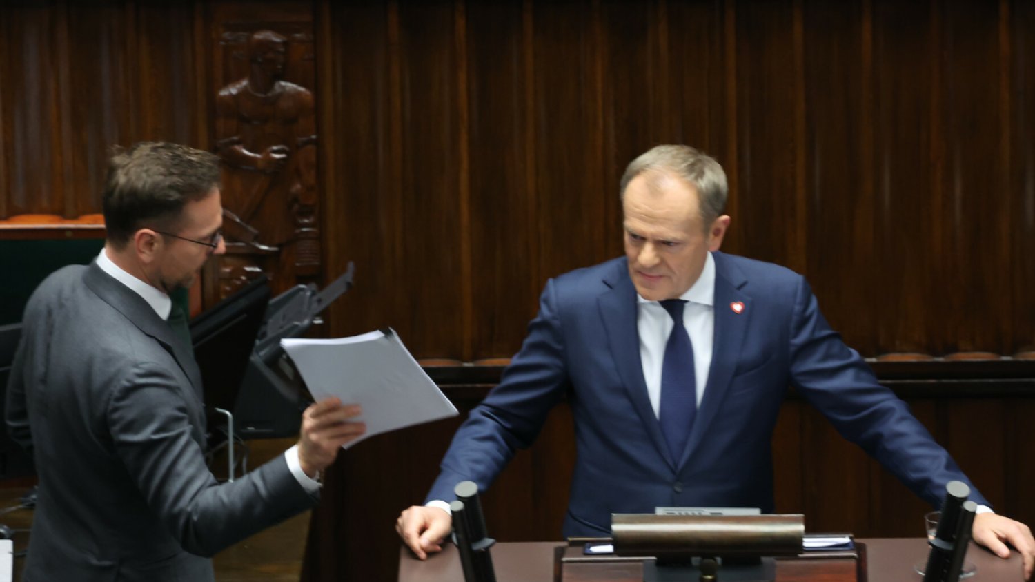Incydent podczas expose Donalda Tuska. Poseł PiS wtargnął na mównicę