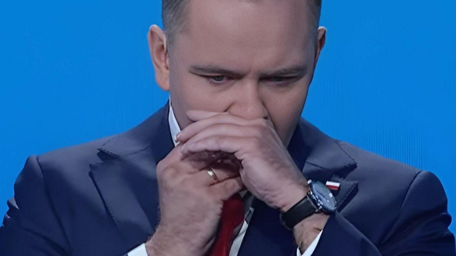 Karol Nawrocki podczas debaty w TVP sięgnął po snusa