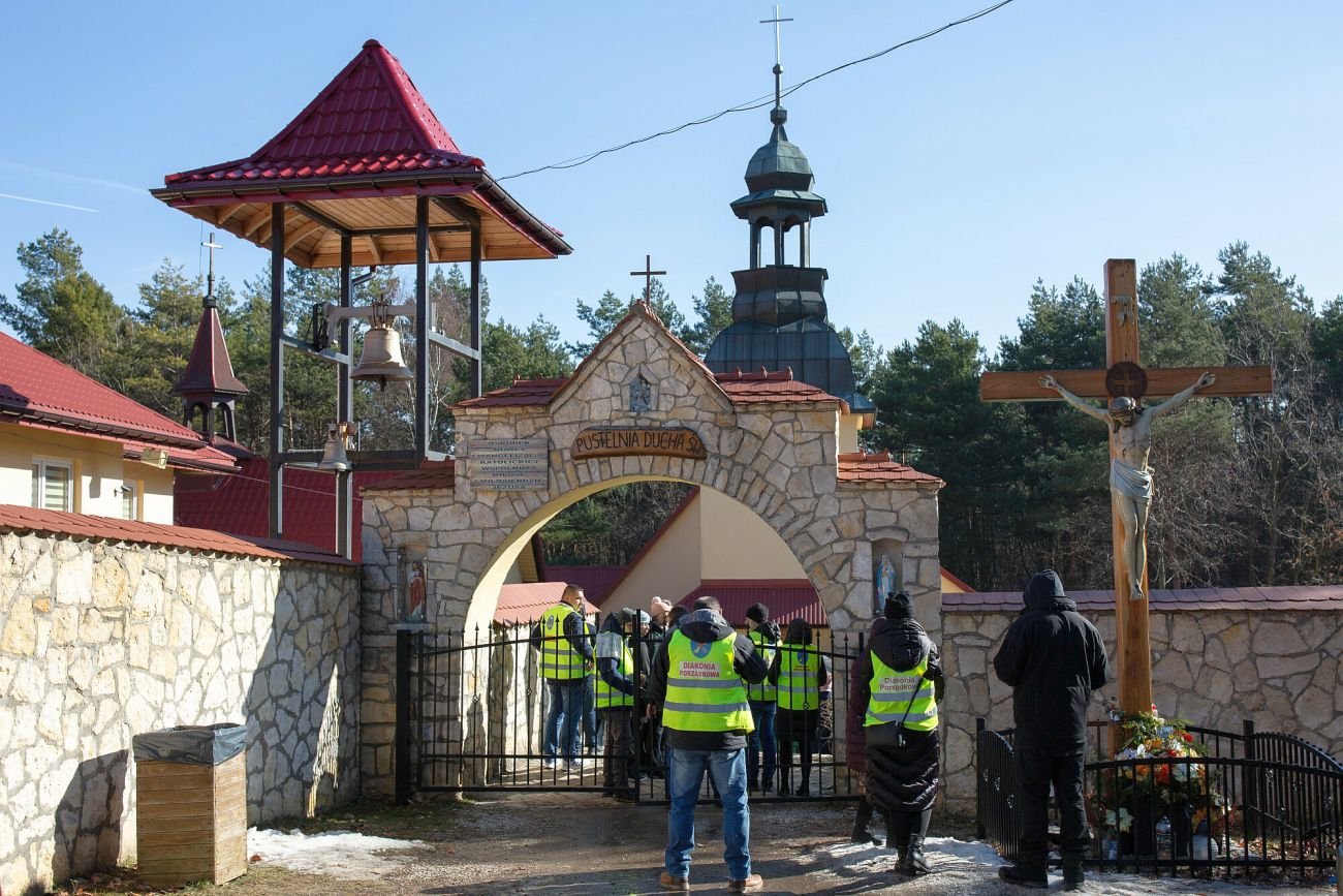 Wspólnota suspendowanego ks. Galusa nielegalnie zajmuje teren kurii, ma nawet swoją służbę porządkowo-ochroniarską Wspólnota suspendowanego ks. Galusa nielegalnie zajmuje teren kurii, ma nawet swoją służbę porządkowo-ochroniarską