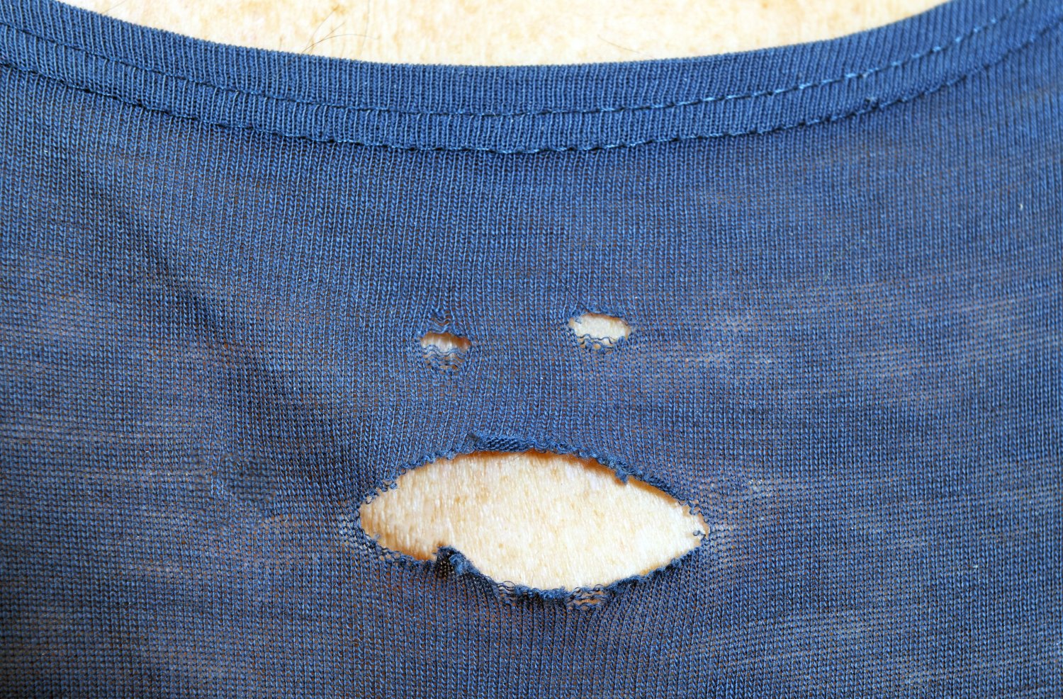 Skąd ta miłość facetów do starych koszulek?