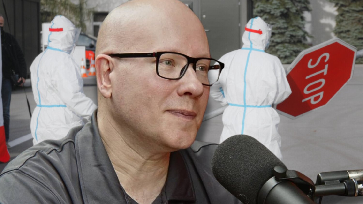 Czy nowy wariant koronawirusa XEC może doprowadzić do scen znanych z 2020 roku? Dr hab. Tomasz Dzieciątkowski uspokaja. Dr hab. Tomasz Dzieciątkowski. W tle zaś ratownicy w strojach przeciw COVID-19.