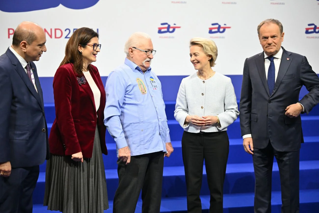 Unijni komisarze z wizytą w Gdańsku. Powitał ich Tusk z Wałęsą.