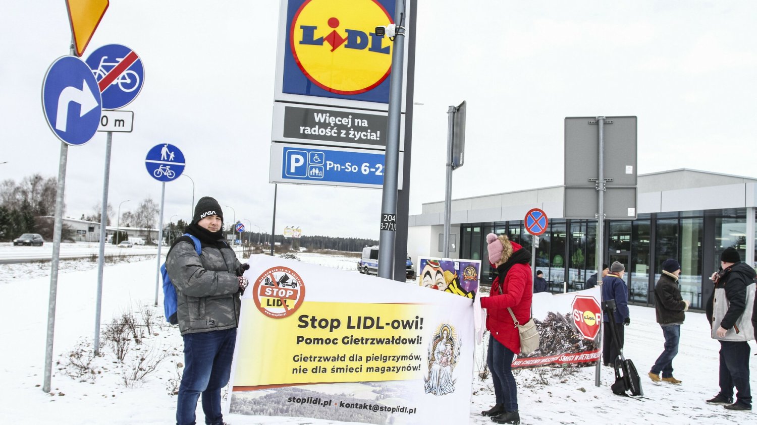 Protest przed Lidlem. Chodzi w nim o Gierzwałd. Protest przed Lidlem.