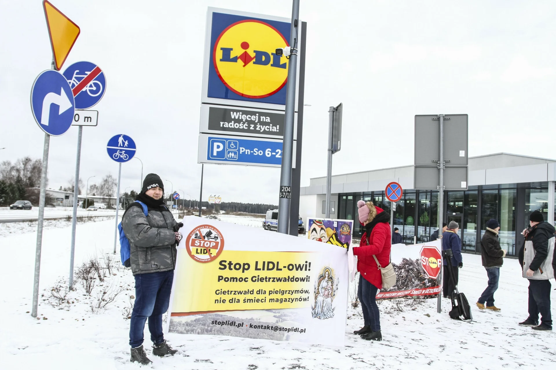Protest przed Lidlem.