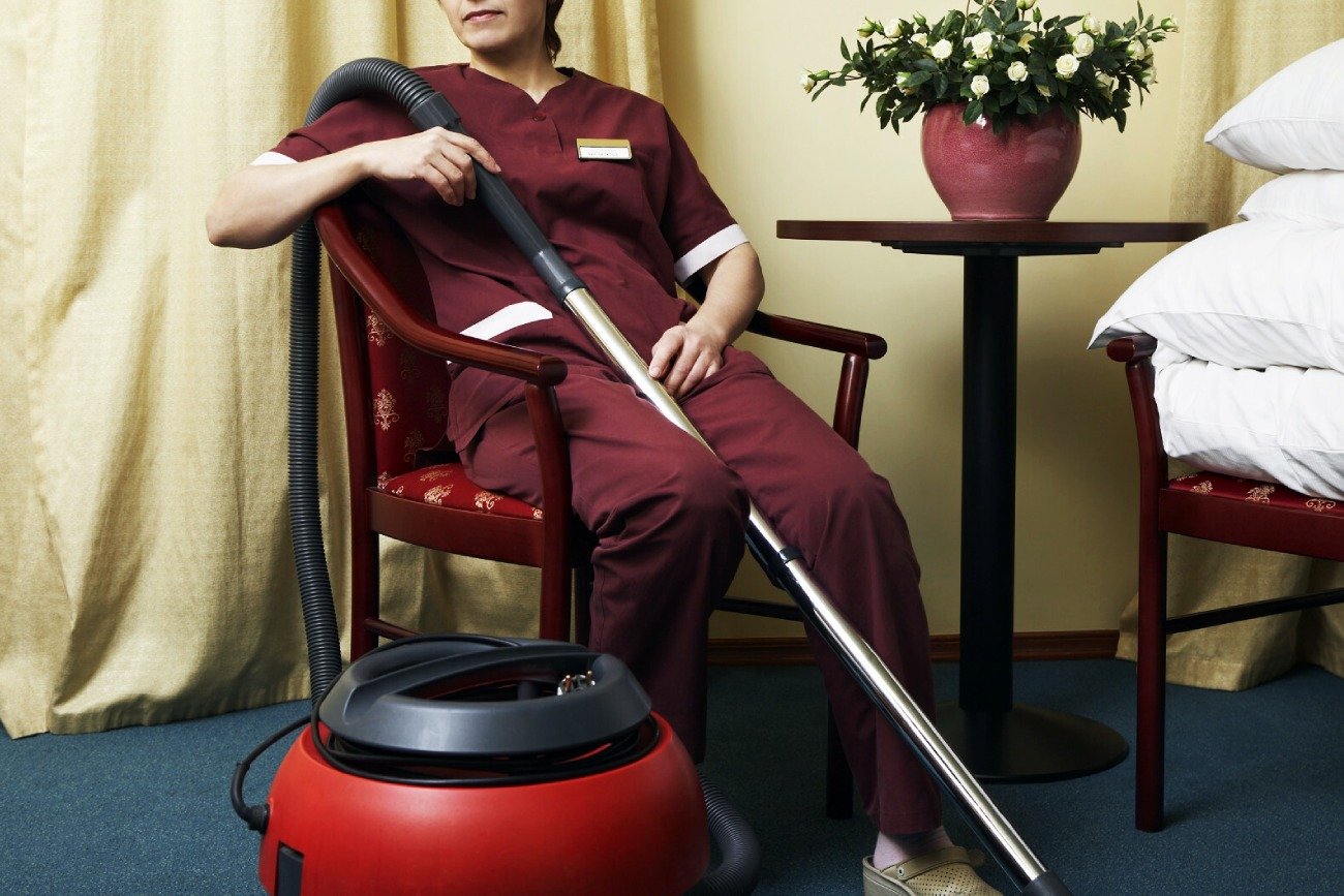 Wakacje 2024. Pokojówka zdradza, na co uważać w hotelu.