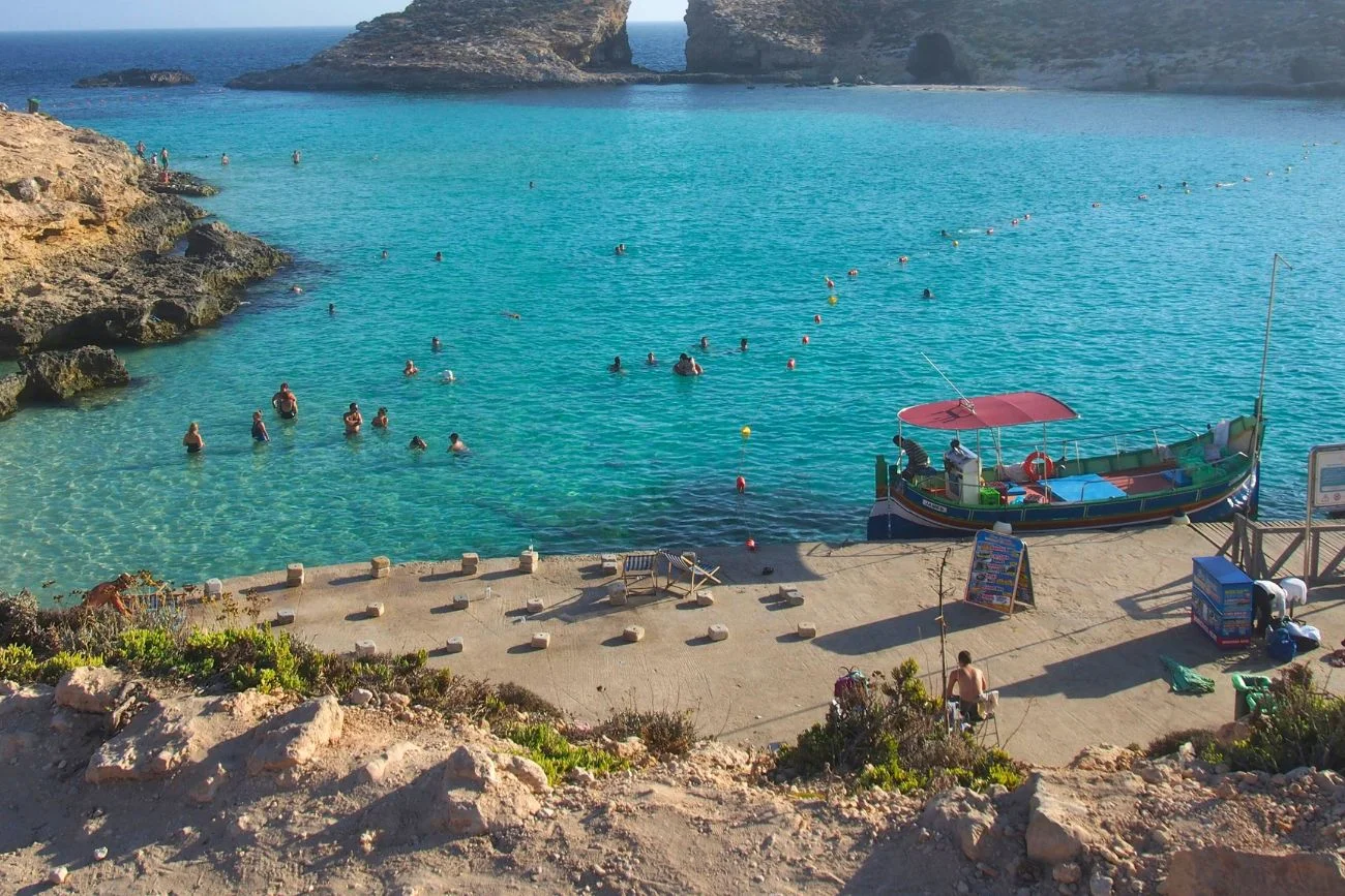 Wejście na plażę Ble Lagoon na Malcie z limitem dla turystów Blue Lagoon na Malcie z ograniczeniami dla turystów