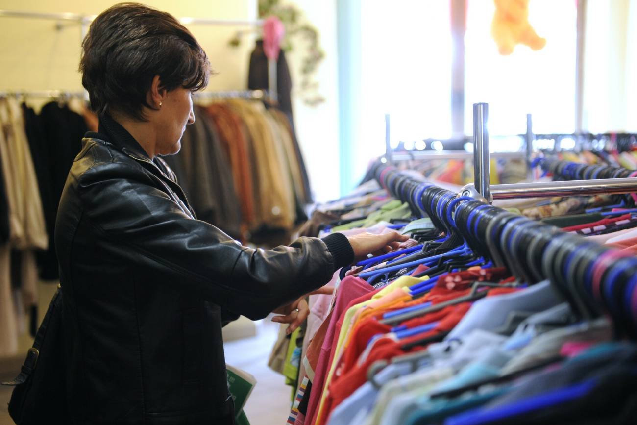 Jak kupować w lumpeksie? Tego dnia odpuść sobie zakupy