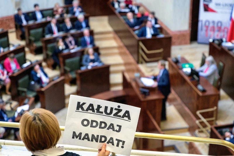 Na sesje sejmiku województwa śląskiego wciąż przychodzą aktywiści przypominający, w jaki sposób PiS przejął władzę na Śląsku.