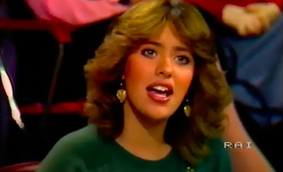 Gdy Alessandra Mussolini dostaje pracę w telewizji Rai 1 ma zaledwie 19 lat