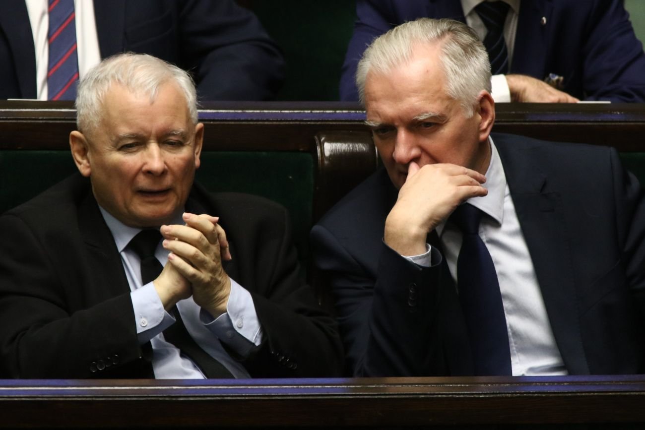 Otoczenie Jarosława Kaczyńskiego radzi, by wstrzymał się z decyzją o usunięciu z rządu Jarosława Gowina do jesieni.