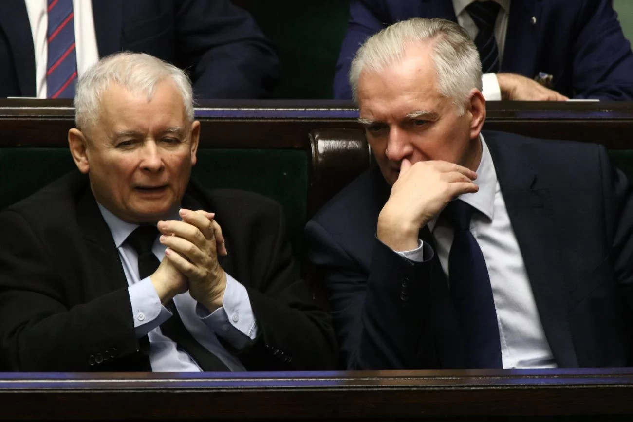 Otoczenie Jarosława Kaczyńskiego radzi, by wstrzymał się z decyzją o usunięciu z rządu Jarosława Gowina do jesieni.