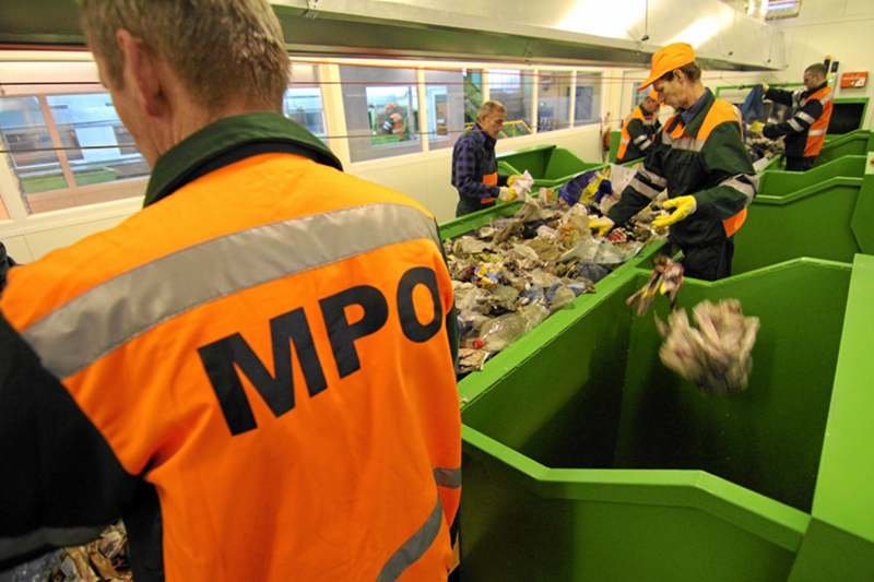 Pracownicy toruńskiego MPO sortują śmieci podczas otwarcia nowego centrum unieszkodliwiania odpadów komunalnych.