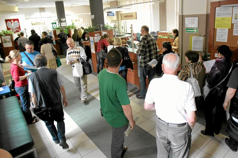 Umowy o prace 1500 dyrektorów urzędów wygasną.