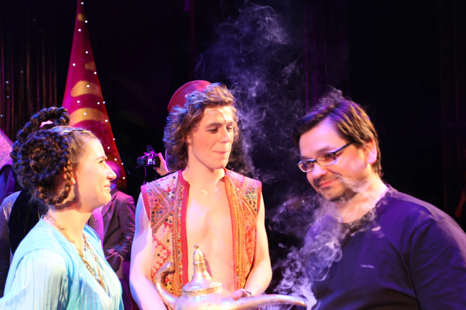 Sebastian Gonciarz udziela instrukcji Aladynowi i Jasmin