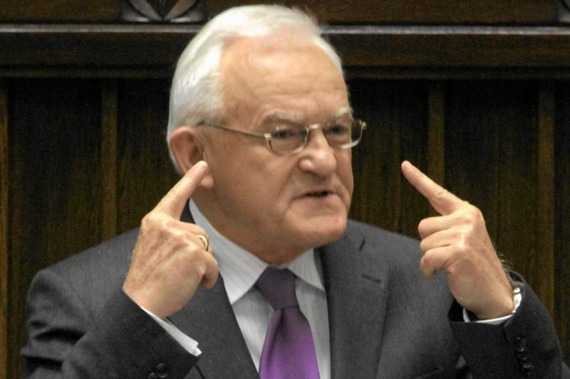 Leszek Miller uważa, że poparcie Kaczyńskiego dla propozycji budżetowych Davida Camerona jest działaniem przeciwko polskiej racji stanu.