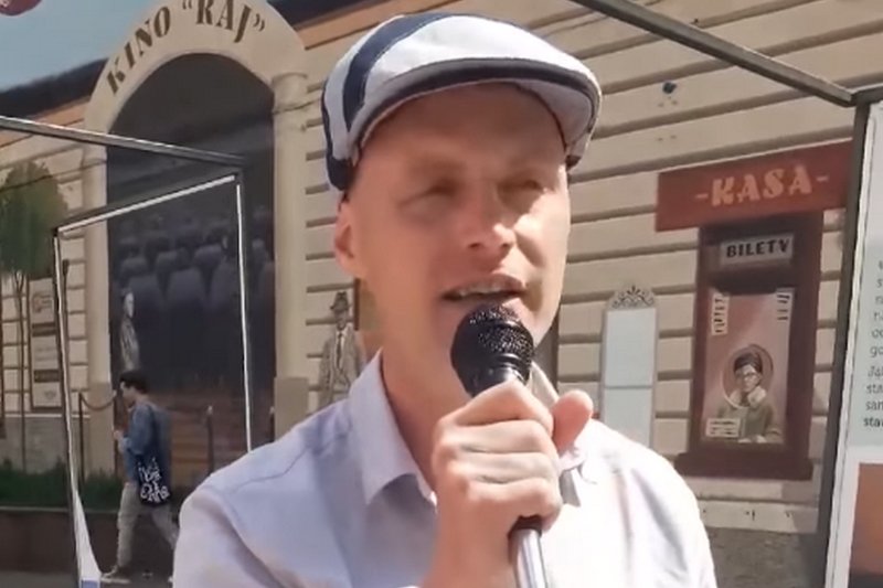 Krzysztof Krawczyk Junior zaśpiewał piosenki ojca na ulicy w Łodzi [WIDEO]