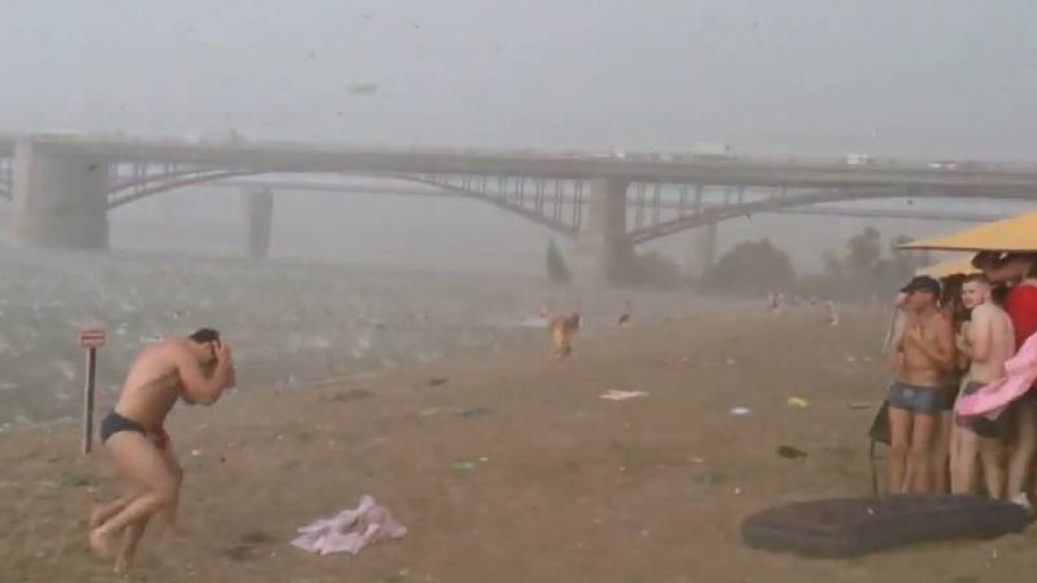 Spokojny dzień na plaży zakończył się koszmarem. Nagle na plażowiczów zaczął padać grad