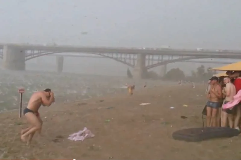 Spokojny dzień na plaży zakończył się koszmarem. Nagle na plażowiczów zaczął padać grad