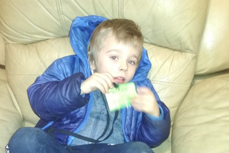 Policja z Katowic prosi o pomoc w ustaleniu, kim są rodzice chłopca odnalezionego na klatce schodowej.