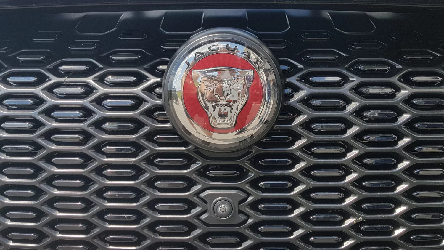 Kolejny jaguar szczerzy zęby na grillu. Tylko po co atrapa chłodnicy w samochodzie elektrycznym?