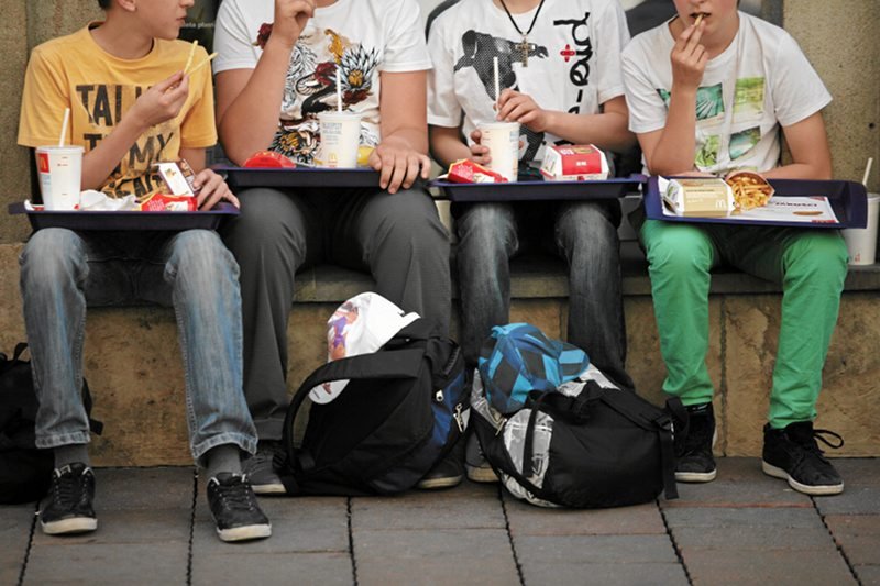 Dietetyk nie ma wątpliwości, że hamburgery z fast foodów to nie dieta dla dzieci.