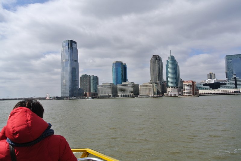 A to już New Jersey, które jest naprawdę blisko. NY z NJ łączy Holland Tunnel. Między mieszkańcami obu miast trwa niepisana walka o to, czy mieszkaniec New Jersey, który pracuje na co dzień w Nowym Jorku może nazywać się nowojorczykiem.