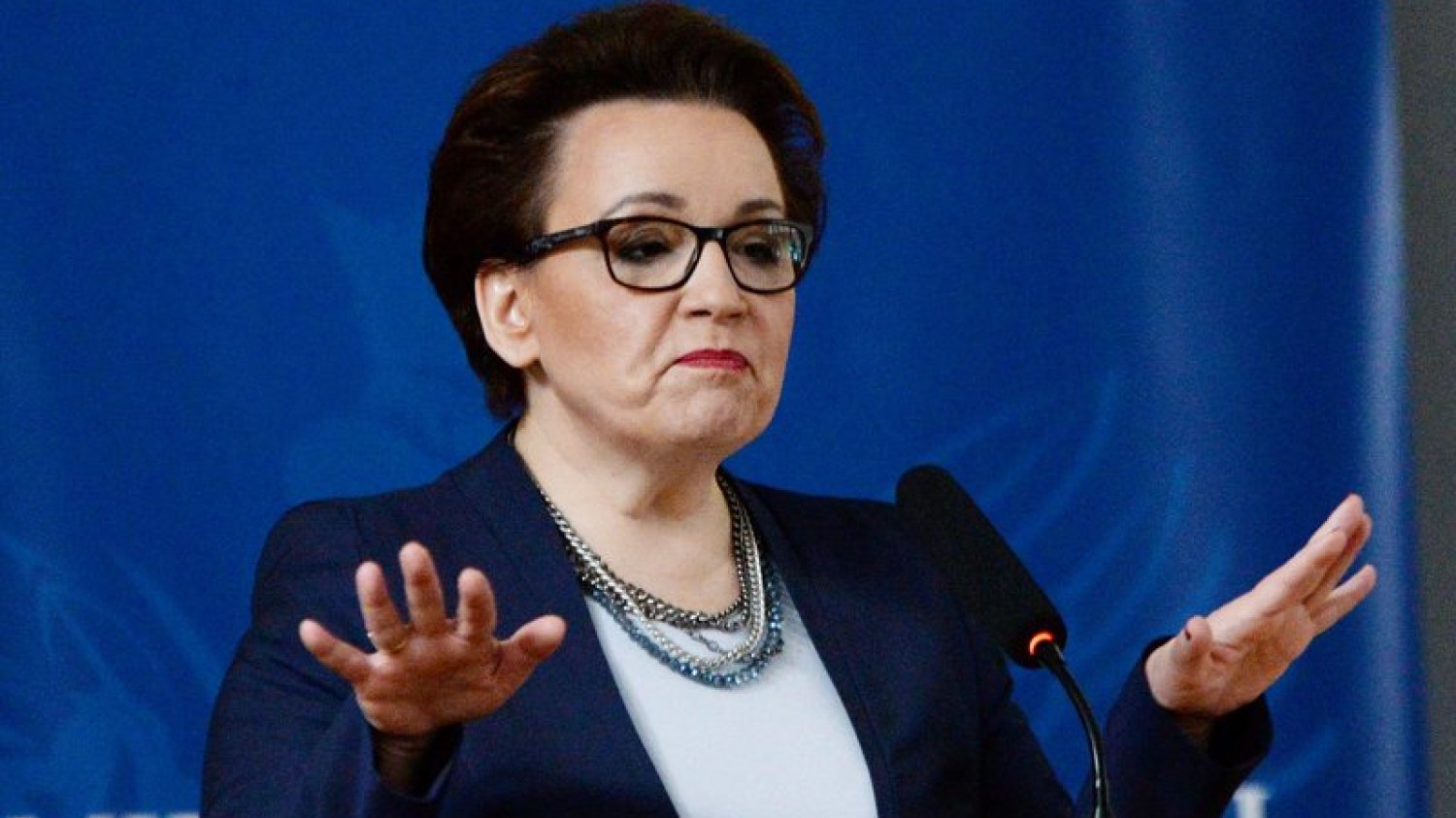 Minister Anna Zalewska zapewniała, że nauczyciele nie stracą pracy. Tymczasem na skutek reformy oświaty na bruk trafi ponad 40 tys. Dlatego zdaniem ZNP minister sięga po kiełbasę wyborczą.