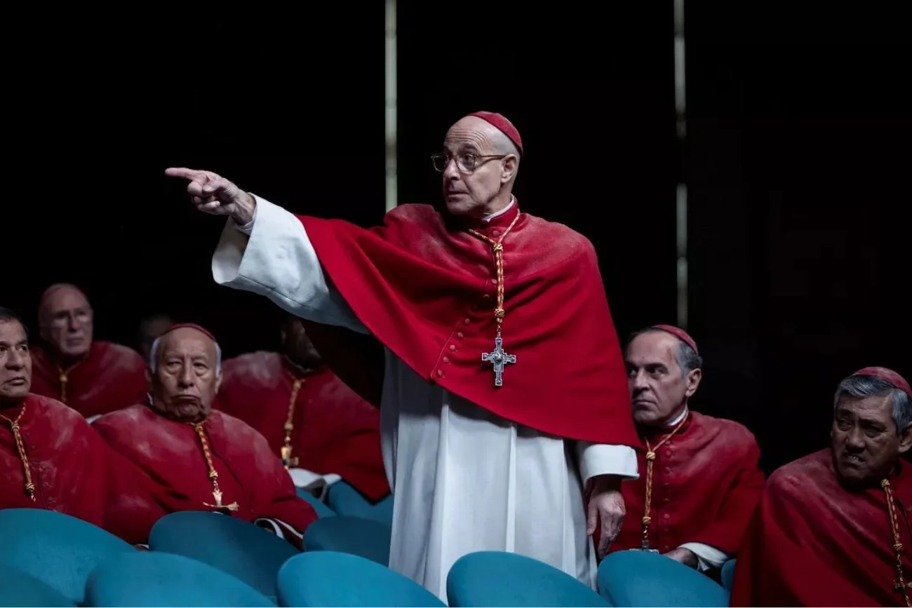 Stanley Tucci w nagrodzonym filmie "Konklawe". Stanley Tucci w nagrodzonym przez SAG filmie "Konklawe".