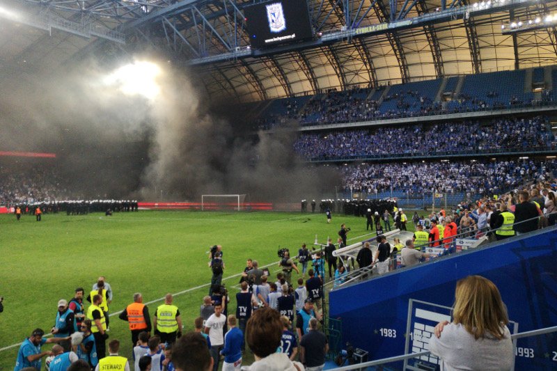 Mecz Legii Warszawa i Lecha Poznań został przerwany. Wybuchły zadymy.