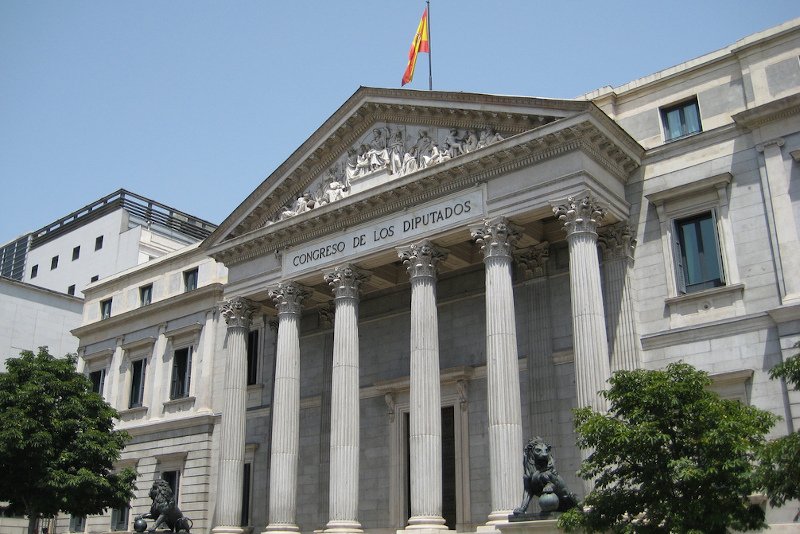 Hiszpański parlament przegłosował przedłużenie stanu wyjątkowego do maja 2021 roku.