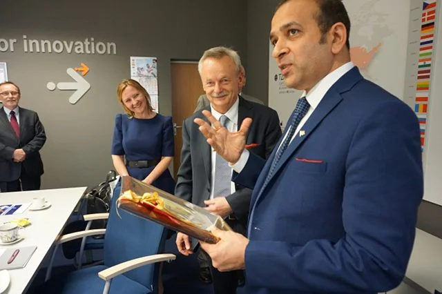 Ajay Bisaria, ambasador Indii z wizytą w TZMO. W indyjskim Bangalore holding ma nowoczesną fabrykę, zatrudniając ponad 300 ludzi. Na tamtejszym rynku firma z Torunia ma bardzo mocną pozycję.
