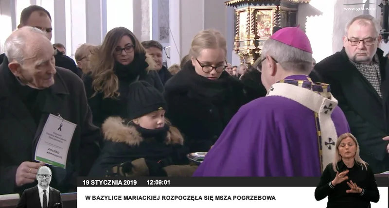 Abp Sławoj Leszek Głódź przekazuje rodzinie Pawła Adamowicza różańce od papieża Franciszka.
