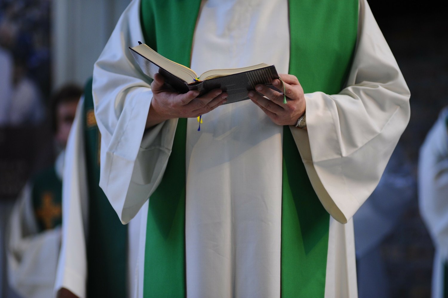 Ksiądz Gołębiewski miał proponować poznanemu na aplikacji gejowskiej mężczyźnie ostry seks.